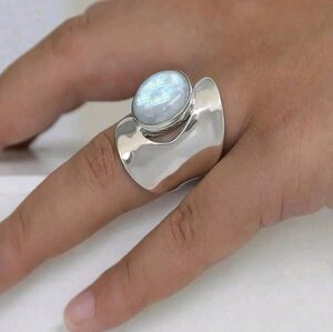 🆕️✨️BOHO SILVER-TONE WITH WHITE STONE CHUNKY STATEMENT RING✨️